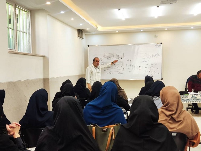 1370936-1 کارگاه آموزش سرود در مرکز آموزش کانون استان اصفهان برگزار گردید