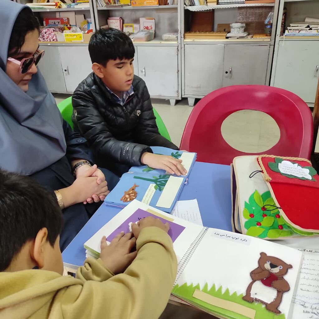 1371022-1 اجرای برنامه تخصصی کتابخوانی و معرفی کتابهای «حسیـلمسی» در مدارس استثنایی ارومیه