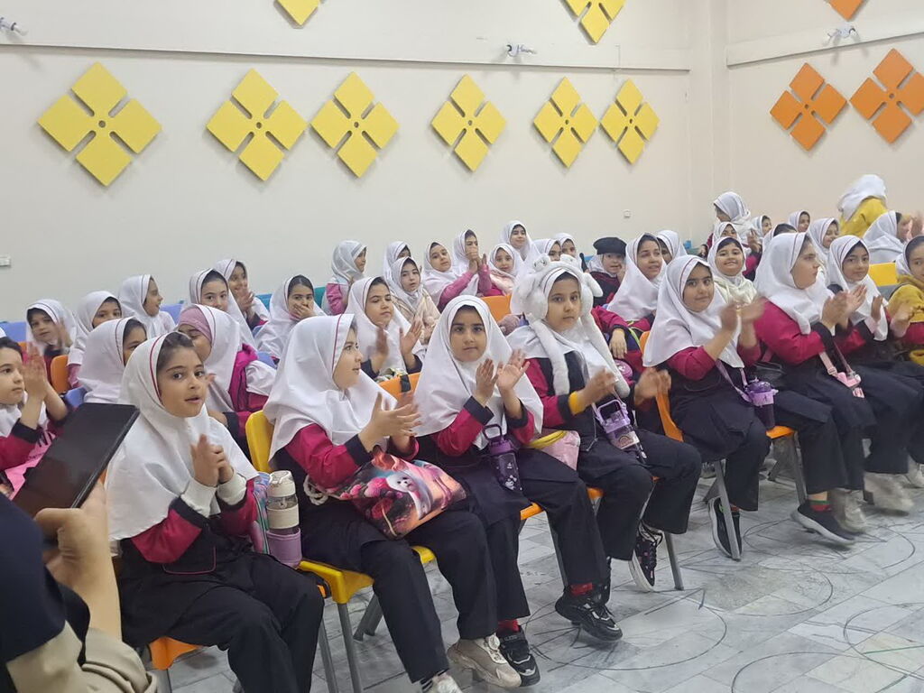 1371026-1 محمد دهریزی؛ نویسندهای که در مرکز فرهنگی هنری شماره ۳۵ نوجوانان را به مطالعه فراخواند