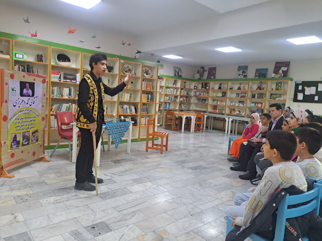 1371027-1 محمد دهریزی؛ نویسندهای که در مرکز فرهنگی هنری شماره ۳۵ نوجوانان را به مطالعه فراخواند