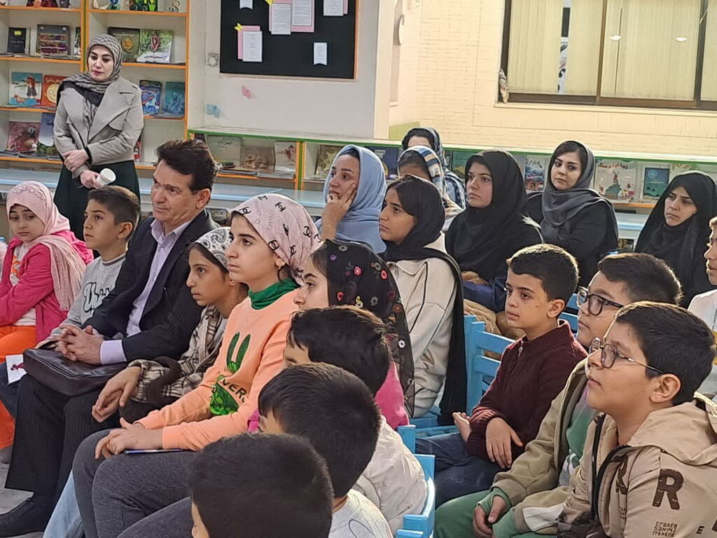 1371028-1 محمد دهریزی؛ نویسندهای که در مرکز فرهنگی هنری شماره ۳۵ نوجوانان را به مطالعه فراخواند