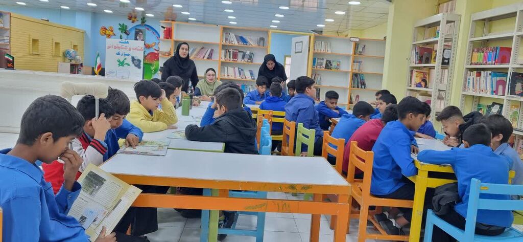 1371060-1 پاسداشت هفته کتاب و کتابخوانی در مرکز فرهنگی هنری حاجی آباد