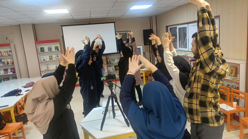 1371304-1 برگزاری دوره آموزشی «تئاتر اشیا» با حضور مربیان کانون پرورش فکری کودکان و نوجوانان استان البرز