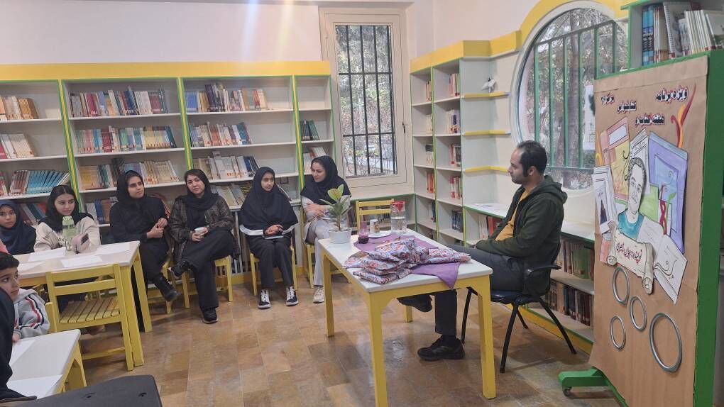 1371368 باشگاه کتابخوانی نوجوان مرکز ۳۹ میزبان عباس ناصری نویسنده حوزه کودک و نوجوان شد