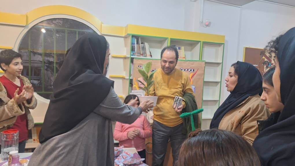 1371372-1 باشگاه کتابخوانی نوجوان مرکز ۳۹ میزبان عباس ناصری نویسنده حوزه کودک و نوجوان شد