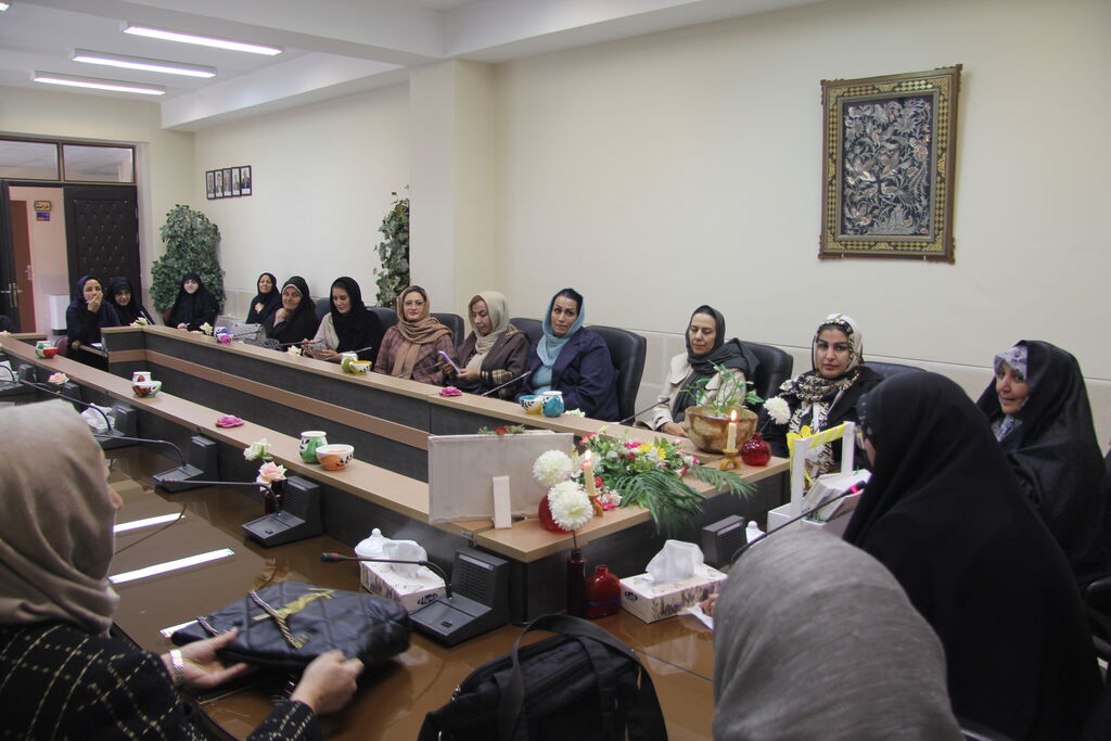 1371432-1 همنشینی صمیمی «به صرف چای و کتاب» به مناسبت هفته کتاب