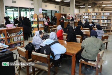 بازدید هنرجویان هنرستان از کتابخانه مرجع کانون در هفته کتاب
