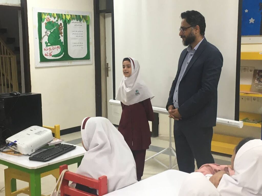 1372070-1 مرکز فرهنگی هنری بندر خمیردر هفته کتاب و کتابخوانی