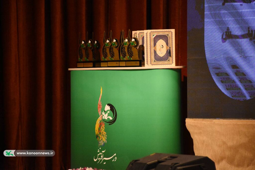 1372150-1 همه کودکان باید شیرینی زبان فارسی را تجربه کنند