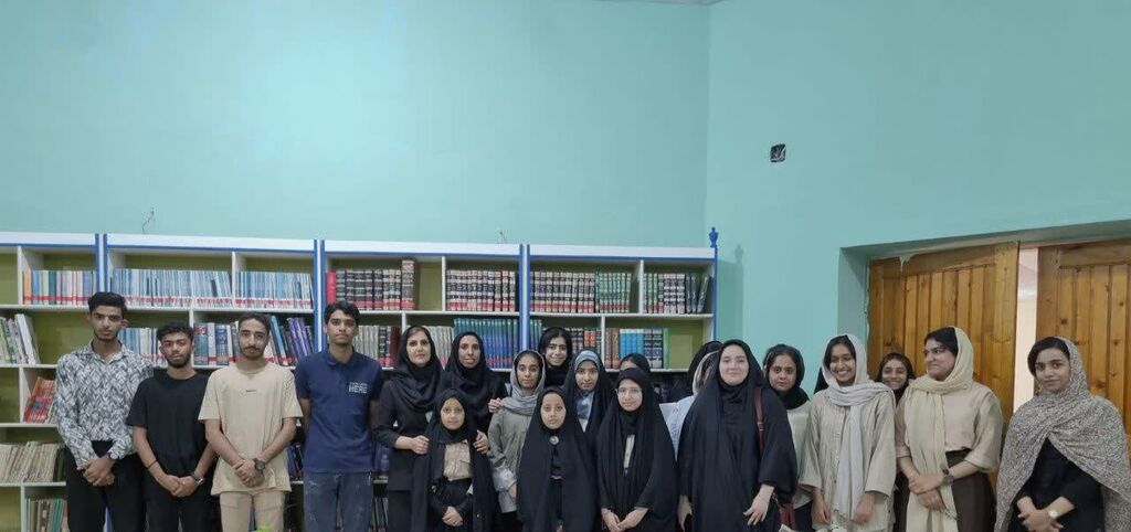 1372386-1 نشست نویسندگان با کودکان و نوجوانان جزیره ابوموسی