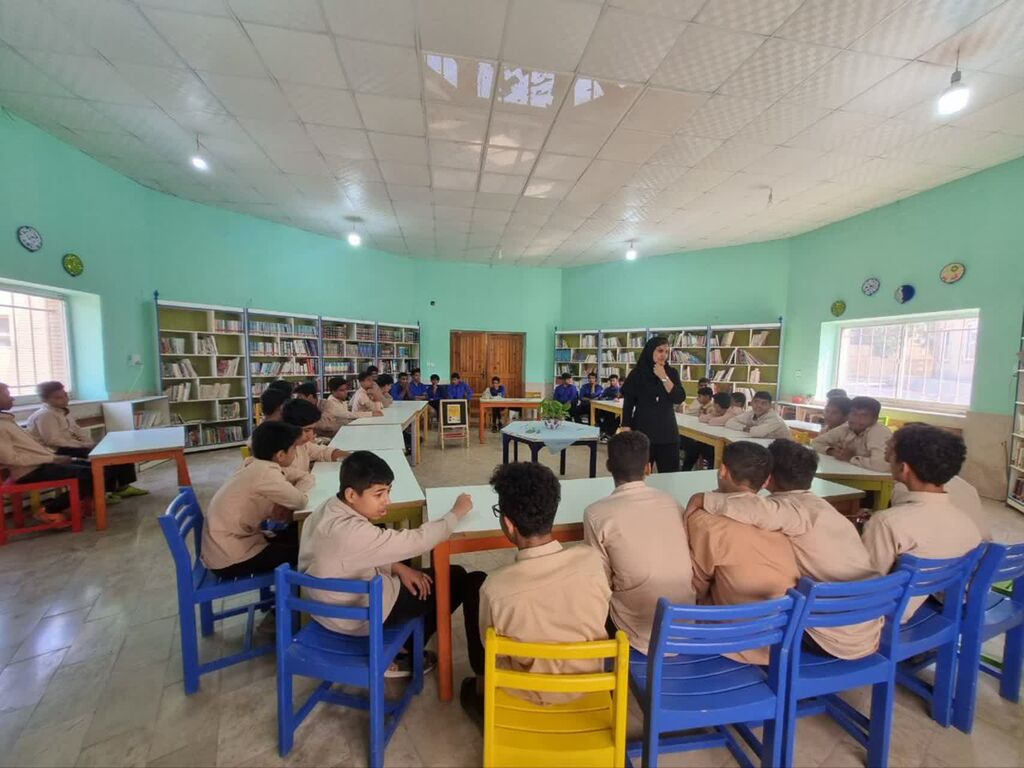 1372387-1 نشست نویسندگان با کودکان و نوجوانان جزیره ابوموسی