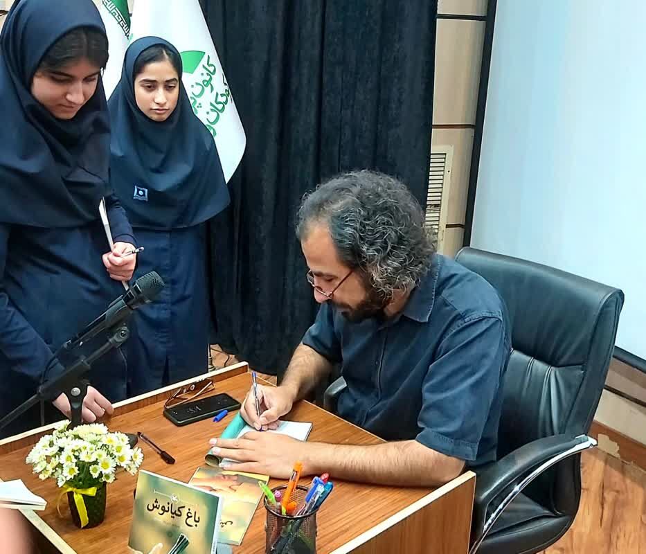 1372392-1 برگزاری برنامه ی ادبی دوپنجره با حضور علی اصغر عزتی پاک، نویسنده ی کتاب باغ کیانوش