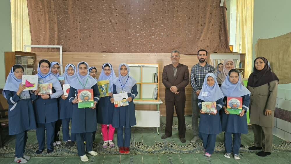 اهدا کتابخانه کلاسی توسط کانون مرکز داراب به دو مدرسه روستایی