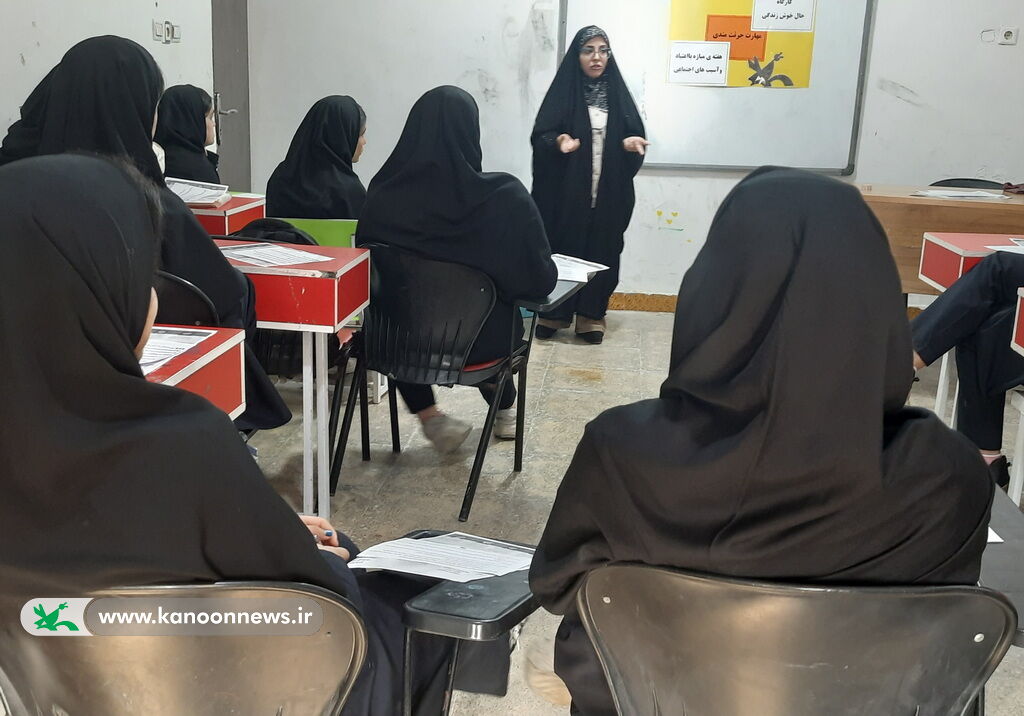 1372420-1 برگزاری ویژهبرنامههای هفته مبارزه با اعتیاد و آسیبهای اجتماعی در مراکز کانون استان بوشهر