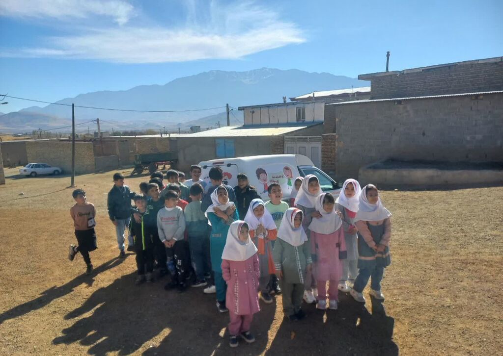 1372458-1 پیک امید مرکز سنقر شادی و دانایی را به کودکان روستاها هدیه داد