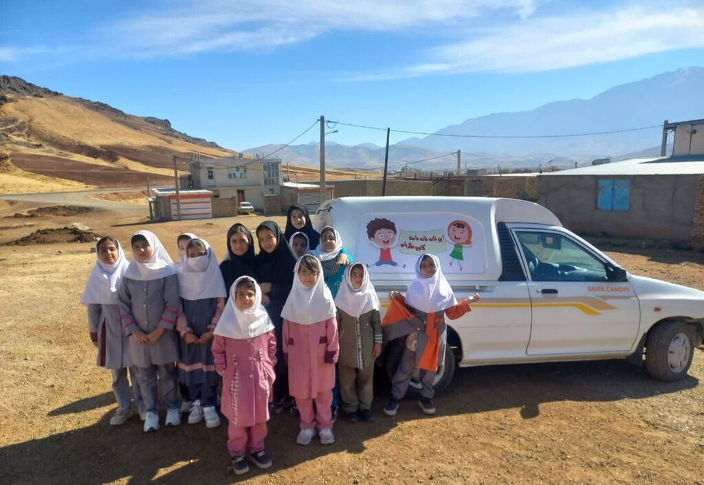 1372459-1 پیک امید مرکز سنقر شادی و دانایی را به کودکان روستاها هدیه داد