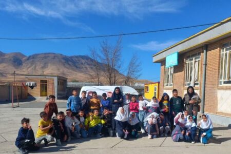 پیک امید مرکز سنقر شادی و دانایی را به کودکان روستاها هدیه داد