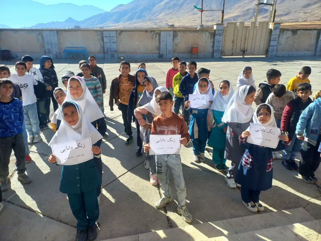 1372461-1 پیک امید مرکز سنقر شادی و دانایی را به کودکان روستاها هدیه داد