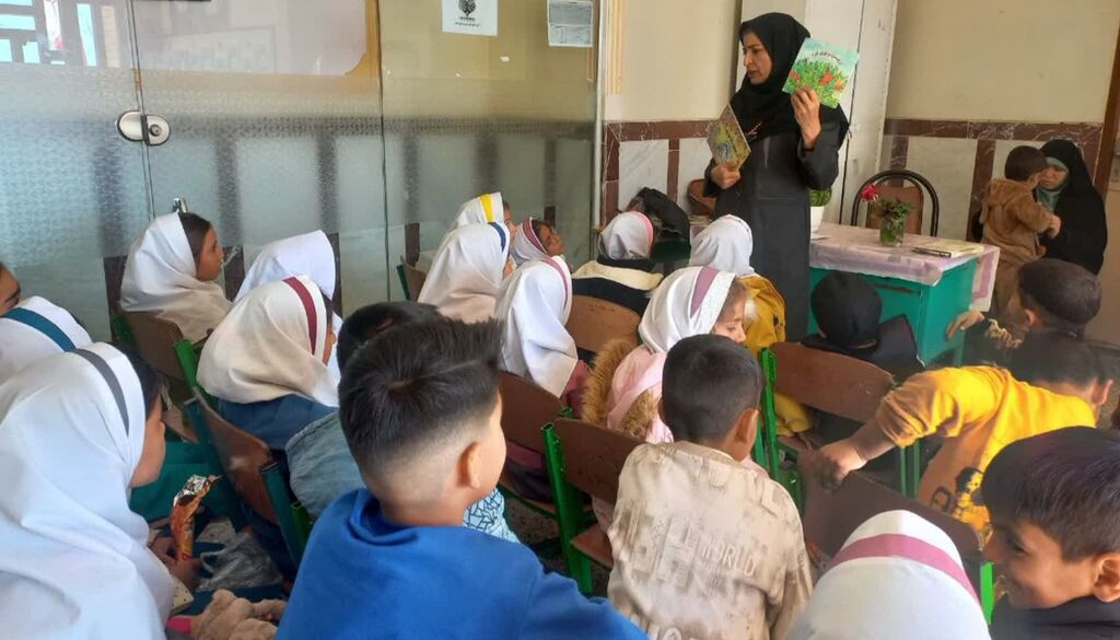 1372462-1 پیک امید مرکز سنقر شادی و دانایی را به کودکان روستاها هدیه داد