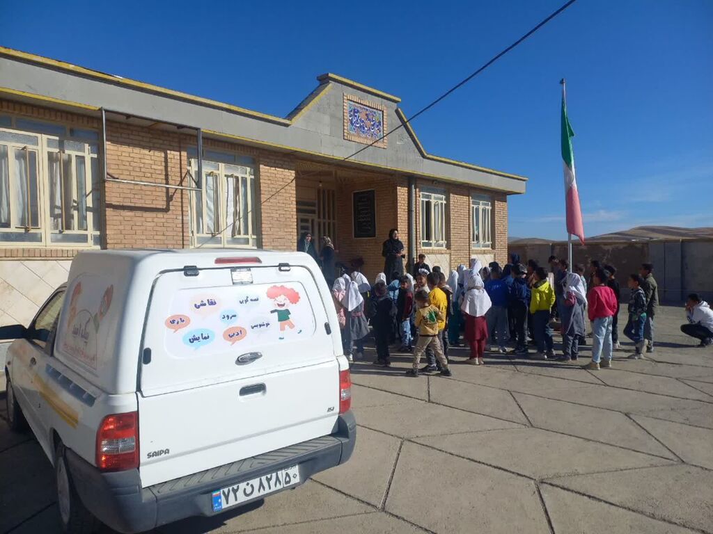 1372463-1 پیک امید مرکز سنقر شادی و دانایی را به کودکان روستاها هدیه داد