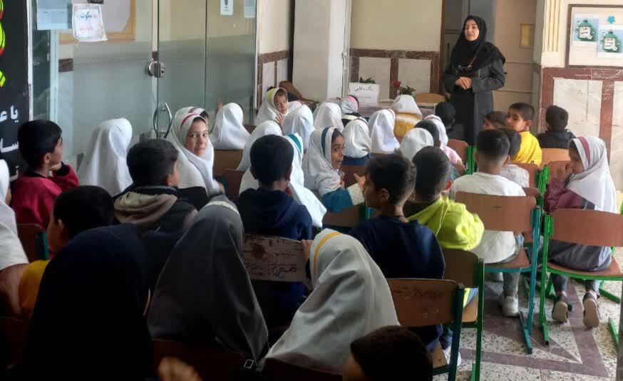 1372464-1 پیک امید مرکز سنقر شادی و دانایی را به کودکان روستاها هدیه داد