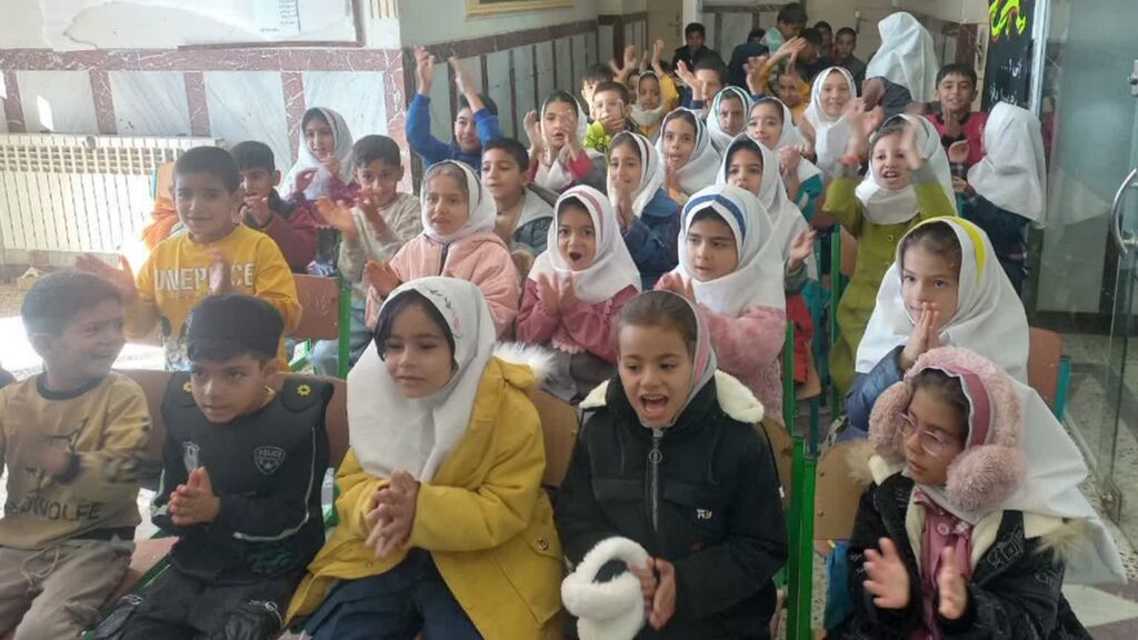 1372465-1 پیک امید مرکز سنقر شادی و دانایی را به کودکان روستاها هدیه داد