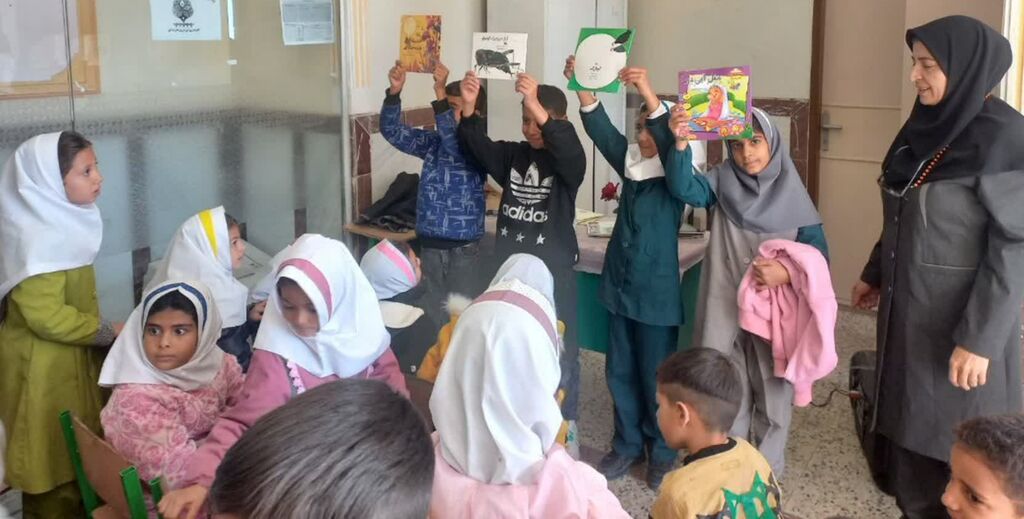 1372466-1 پیک امید مرکز سنقر شادی و دانایی را به کودکان روستاها هدیه داد