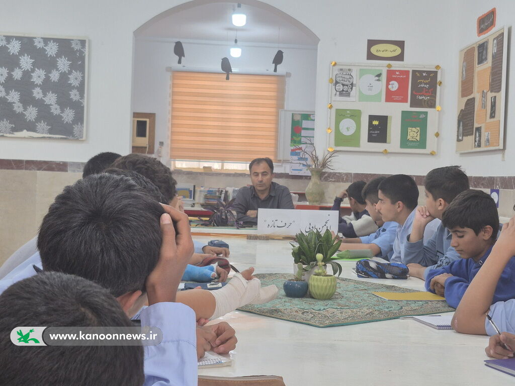 1372499-1 نشست انجمن ادبی "حرف تازه" با محور عناصر داستان در مرکز ریگ برگزار شد
