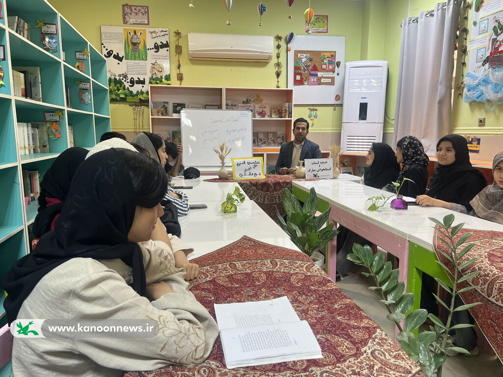 1372554-1 نشست ادبی "حالِ خوشِ نوشتن" در مرکز سیراف برگزار شد