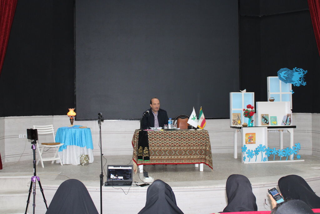 1372580-1 حضور بابک نیکطلب در برنامه «دو پنجره» کانون پرورش فکری همدان