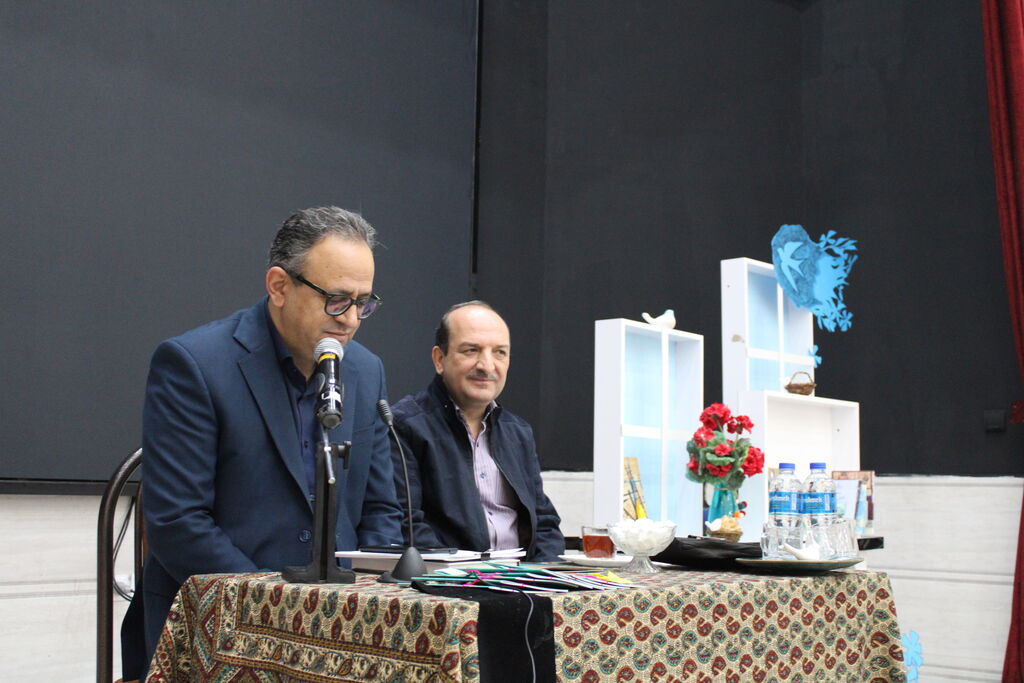 1372587-1 حضور بابک نیکطلب در برنامه «دو پنجره» کانون پرورش فکری همدان