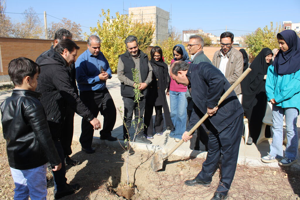1372595-1 حضور بابک نیکطلب در برنامه «دو پنجره» کانون پرورش فکری همدان