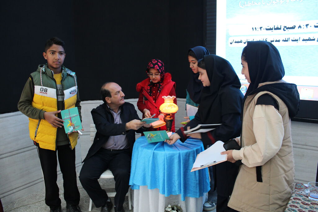 1372596-1 حضور بابک نیکطلب در برنامه «دو پنجره» کانون پرورش فکری همدان