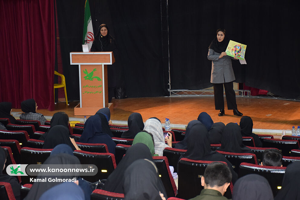 1372602-1 کارگاه قصهگویی با حضور معلمان و مربیان در کانون لرستان برگزار شد