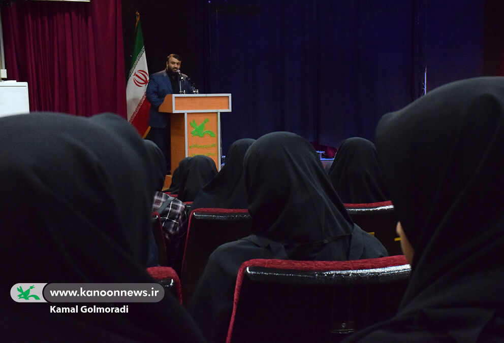 1372603-1 قصهگویی ابزاری مهم در تربیت و رشد کودکان و نوجوانان است