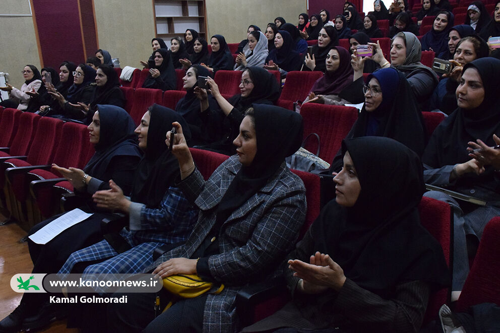 1372608-1 کارگاه قصهگویی با حضور معلمان و مربیان در کانون لرستان برگزار شد