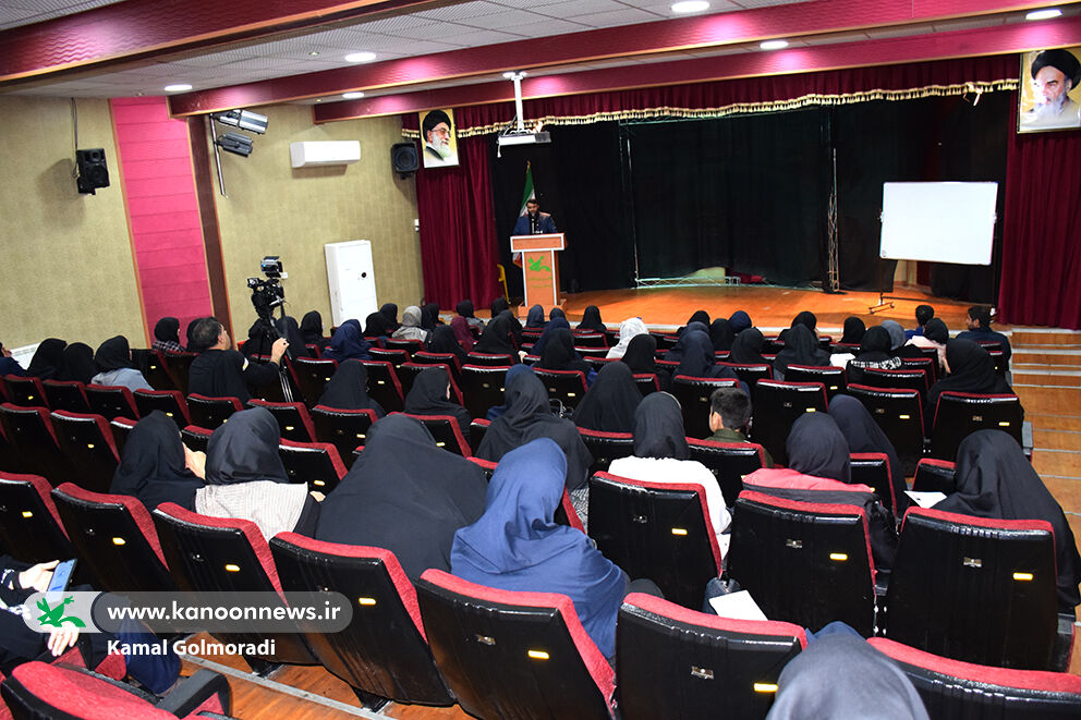 1372611-1 کارگاه قصهگویی با حضور معلمان و مربیان در کانون لرستان برگزار شد