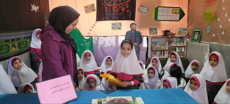 1372672-1 پیک امید شادی و دانایی را به کودکان اراکی هدیه داد