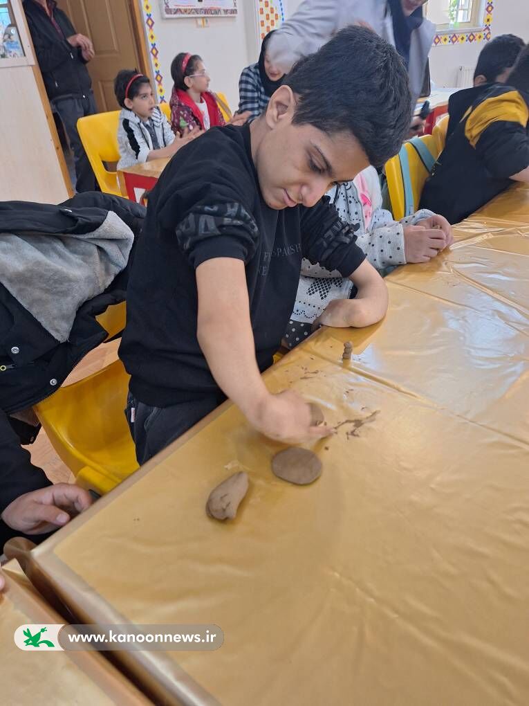 1372800-1 جشنواره کوچک «دوستی با کتاب» ویژه کودکان دارای نیازهای ویژه در سنندج