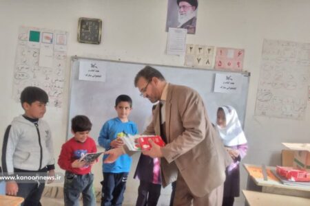 پویش کتاب در روستاهای چومالی و برون‌ده زنجان با حضور ۸۰ دانش‌آموز برگزار شد