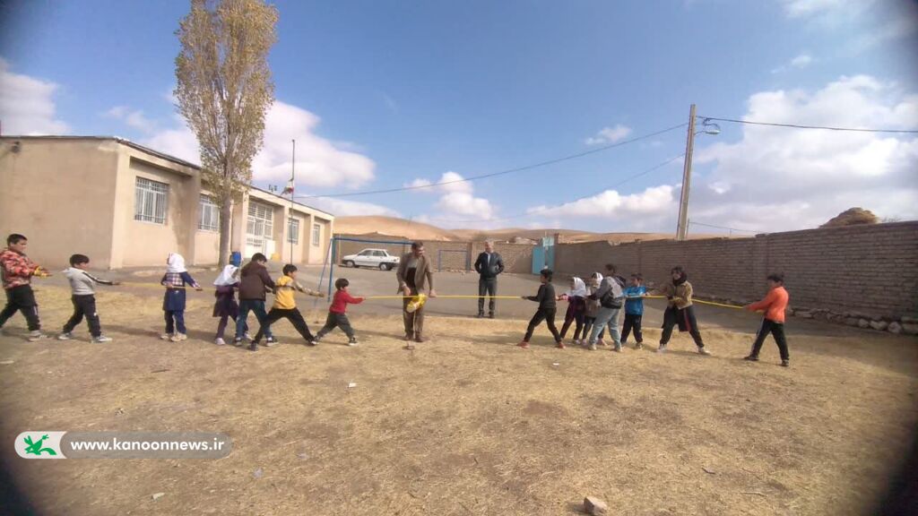 1372890-1 پویش کتاب در روستاهای چومالی و برونده زنجان با حضور ۸۰ دانشآموز برگزار شد