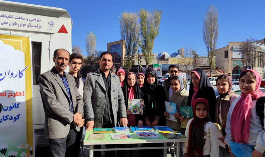 1372896-1 میز خدمت کانون پرورش فکری در نماز جمعه اردبیل برپا شد
