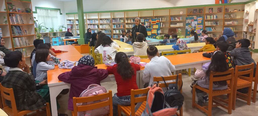 1373058 حضور نویسنده کودک و نوجوان «پری رضوی» در مرکز ۳۳