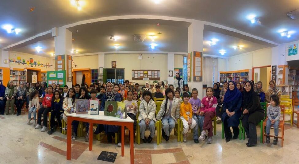 1373077-2 حضور طیبه شامانی، نویسنده کودک و نوجوان در جشن کتاب مرکز فراگیر ۴۰