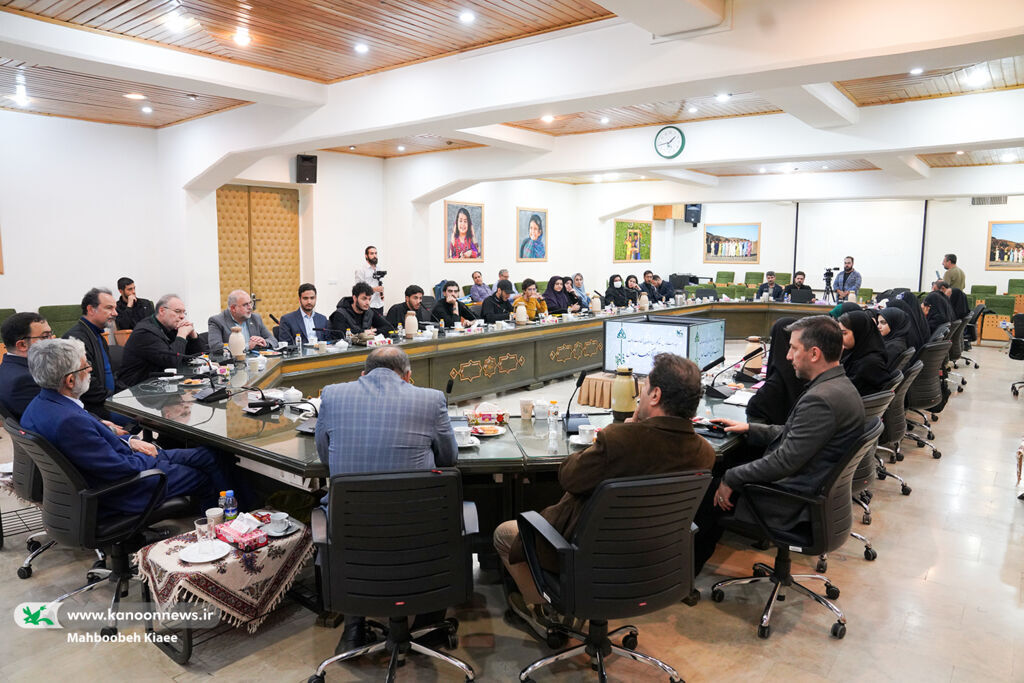 1373152-1 حضور عضو ارشد ادبی کانون استان ایلام در دوره آموزشی باشگاه شعر قاف با عنوان «قافیه»