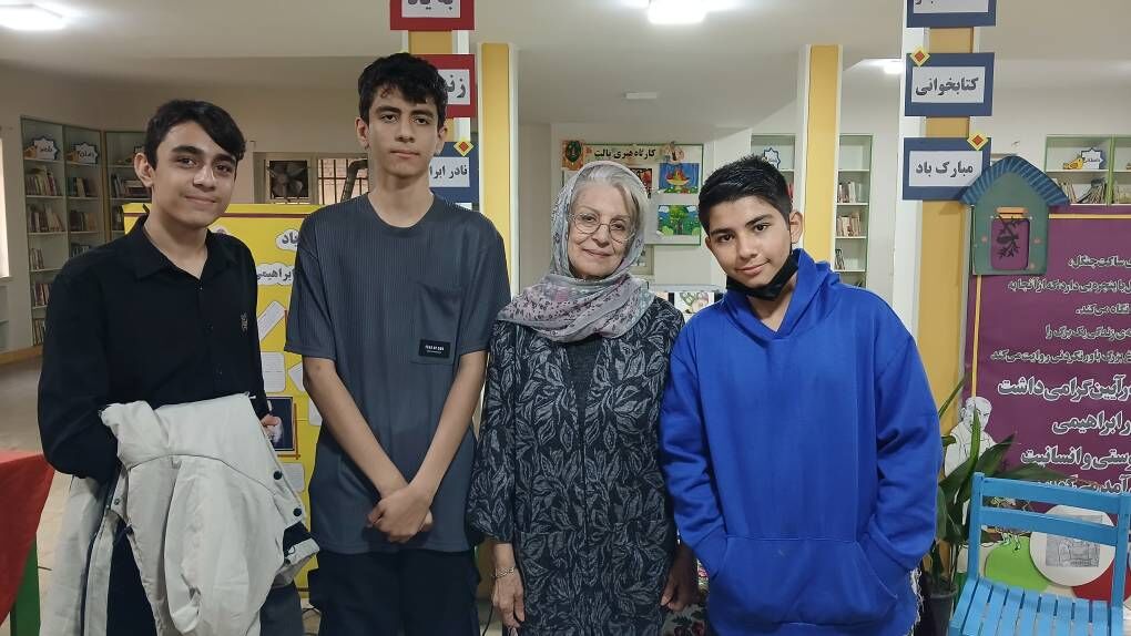 1373162-1 «فصل کتاب» در مرکز 25؛ یادمان نادر ابراهیمی با حضور همسرش فرزانه منصوری