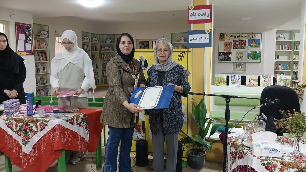 1373163-1 «فصل کتاب» در مرکز 25؛ یادمان نادر ابراهیمی با حضور همسرش فرزانه منصوری