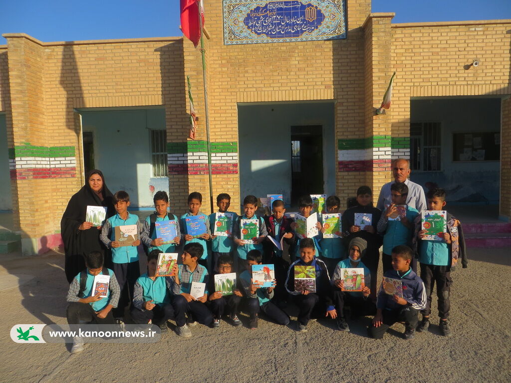 1373206-1 برگزاری ویژهبرنامههای هفته کتاب و کتابخوانی در مراکز فرهنگیهنری کانون استان بوشهر۲