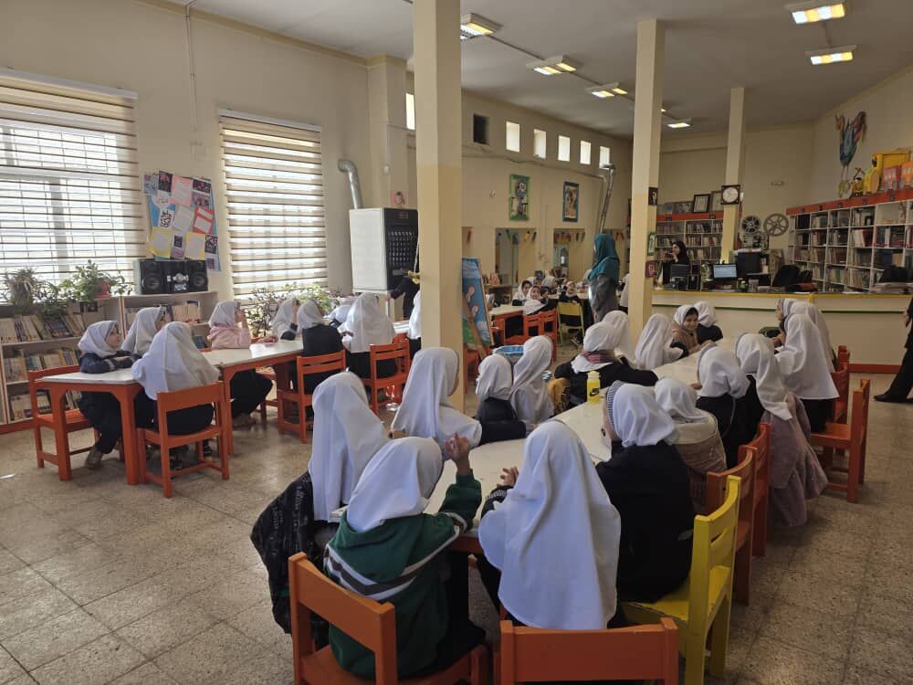 1373352-1 ویژهبرنامه هفته کتاب و کتابخوانی درمرکز دماوند برگزار شد