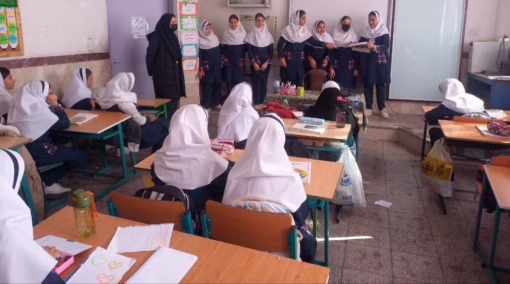 1373354-1 زنگ دانایی در مدارس سنقر نواخته شد